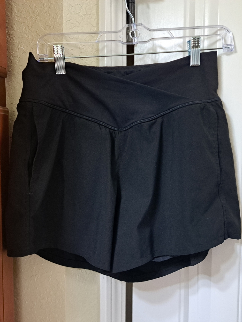 Halara Women’s Black Crossover Band Athletic Shorts Size Small